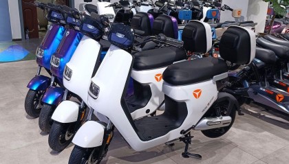 必一体育app官方-新国标电动车翻车！能载人有后视镜却卖不动，车主：我要买旧车！